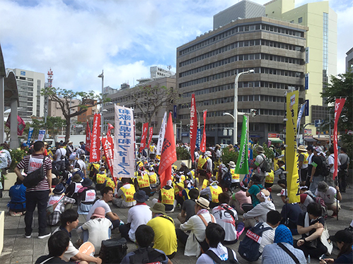 5・15沖縄平和行進のようす